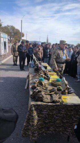 АЧЫК ЭШИК 24.10.2024.                              Балыкчы шаарында жайгашкан аскер бөлүктө ачык эшик күнү өткөрүлдү.  Окуучуларды Жоокердин бир күндүк жашоо шарттары менен тааныштырып, Куралдуу Күчтөрүнүн ок атуу куралдарды жана техникалары тууралуу маалымат берилди.  10- 11-  класстардын окуучулары катышышты. Биздин Кеңешбек Мырзабеков атындагы орто мектебибизден 20 бала барып таанышып, кайтышты.  Уюштуруу иштери Кочкор аскер комиссариаты тарабынан жүргүзүлдү. Кочкор райондук билим берүү бөлүмү