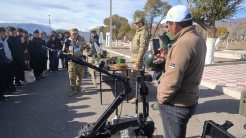 АЧЫК ЭШИК 24.10.2024.                              Балыкчы шаарында жайгашкан аскер бөлүктө ачык эшик күнү өткөрүлдү.  Окуучуларды Жоокердин бир күндүк жашоо шарттары менен тааныштырып, Куралдуу Күчтөрүнүн ок атуу куралдарды жана техникалары тууралуу маалымат берилди.  10- 11-  класстардын окуучулары катышышты. Биздин Кеңешбек Мырзабеков атындагы орто мектебибизден 20 бала барып таанышып, кайтышты.  Уюштуруу иштери Кочкор аскер комиссариаты тарабынан жүргүзүлдү. Кочкор райондук билим берүү бөлүмү